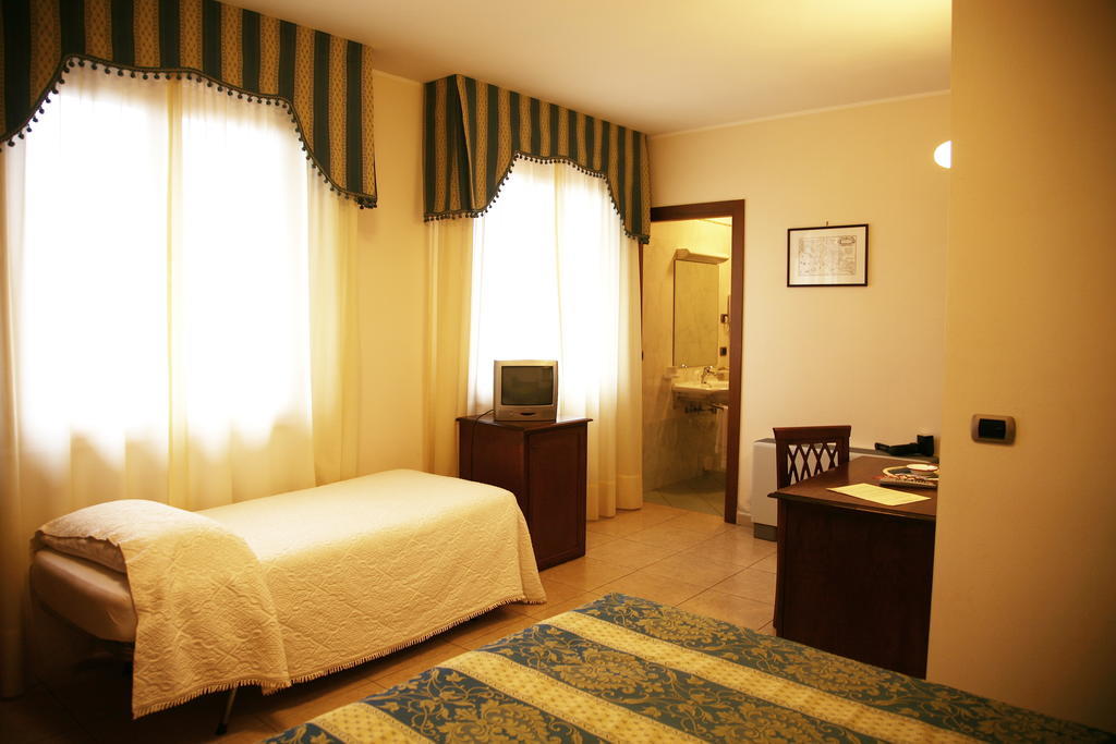 Hotel Tiziana Montepulciano Stazione Værelse billede